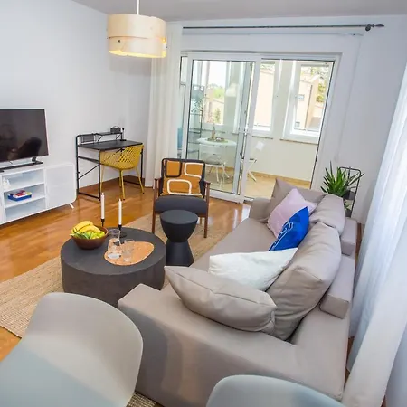 Good Mood 2-bedroom 10mins From Poreč