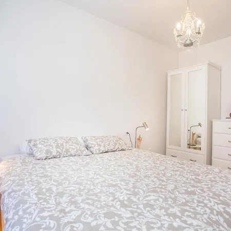 Good Mood 2-bedroom 10mins From Apartman
