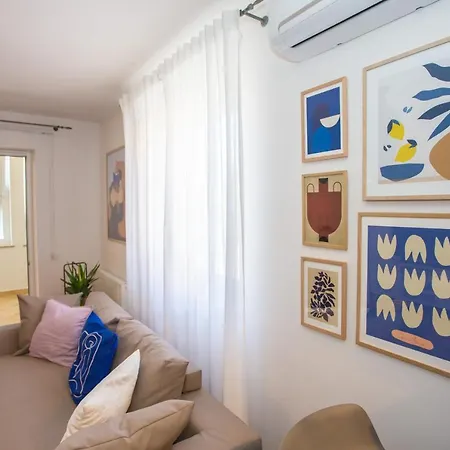 Apartment Good Mood 2-bedroom 10mins From